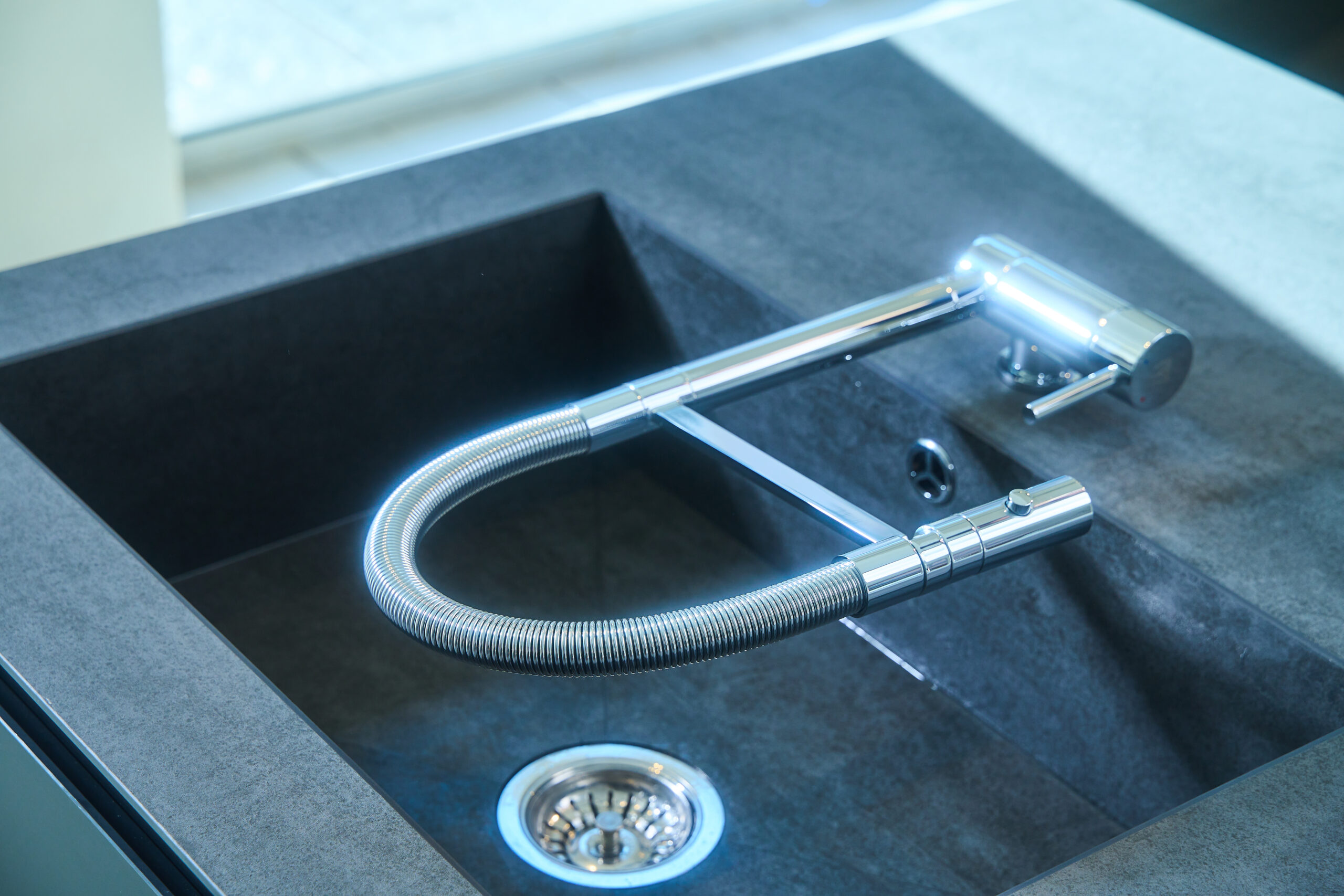 NIEDERDRUCK Wasserhahn Vorfenster Küchenarmatur, Umklappbar 6 CM, mit 360° schwenkbarem Auslauf, abnehmbare 2 strahl Handbrause, Verchromt / Schwarz – Bild 7