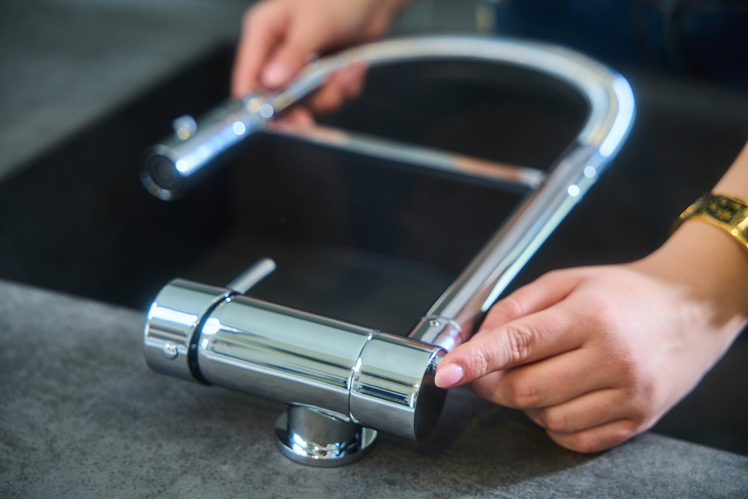 NIEDERDRUCK Wasserhahn Vorfenster Küchenarmatur, Umklappbar 6 CM, mit 360° schwenkbarem Auslauf, abnehmbare 2 strahl Handbrause, Verchromt / Schwarz – Bild 6